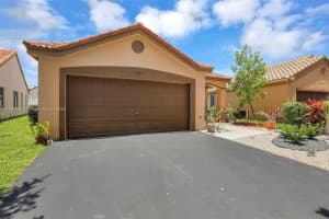 1525 Estancia Cir, Weston