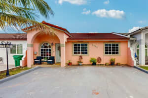 7692 Nw 178th Ter, Hialeah