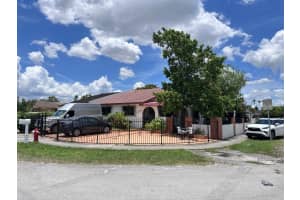 1405 W 38th Pl, Hialeah