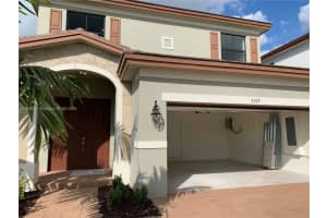 3523 W 105th Pl, Hialeah