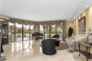 20281 E Country Club Dr 207, Aventura