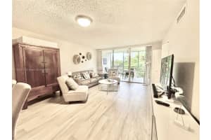 3800 Oaks Clubhouse Dr 311 Pompano Beach, FL 33069 - MLS#A11846512