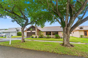 2401 Nw 101st Ter Pembroke Pines, FL 33026 - MLS#A11846718