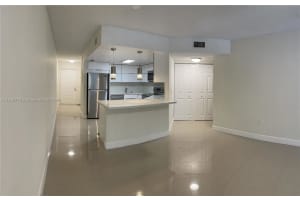 8343 Lake Dr 306, Doral
