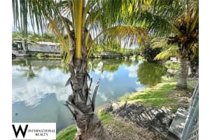 10450 SW 19th St, Miami, FL 33165 - MLS#A11847818