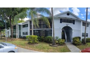 917 Ne 199th St 206, Miami