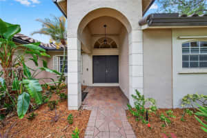 704 Lake Blvd Weston, FL 33326 - MLS#A11848466