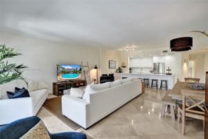 3700 Island Blvd C206, Aventura