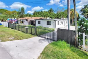 1490 Ne 147th St Miami, FL 33161 - MLS#A11848676
