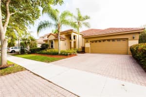 2983 Oakbrook Dr Weston, FL 33332 - MLS#A11849946