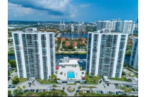 3675 N Country Club Dr 105, Aventura