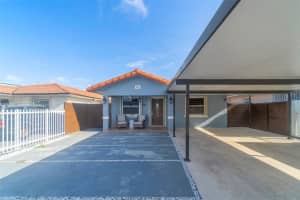 686 E 33rd St, Hialeah