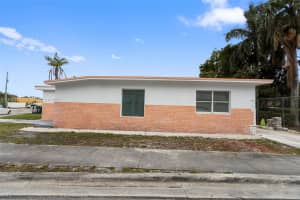 988 Nw 10th St Hallandale Beach, FL 33009 - MLS#A11851270