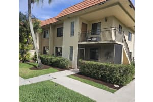 366 Lakeview Dr 104, Weston