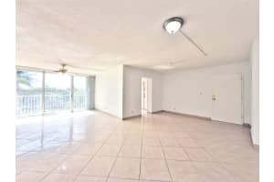 942 Ne 199th St 302, Miami