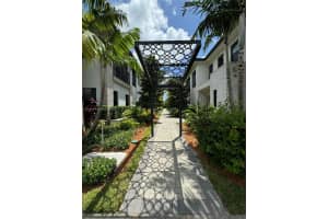8283 NW 47th Ln, Doral, FL 33166 - MLS#A11851859