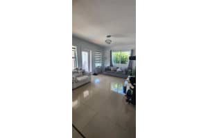 802 E 30th St, Hialeah