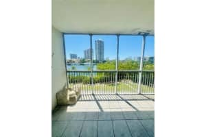2980 Point East Dr D310, Aventura