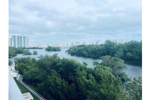 16385 Biscayne Blvd 421, North Miami Beach