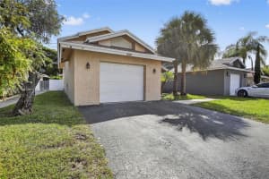 581 Lakeside Cir Sunrise, FL 33326 - MLS#A11853916