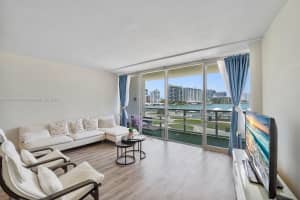 900 Bay Dr 210, Miami Beach