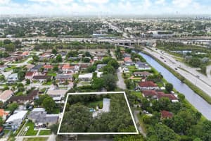 7895 Grand Canal Dr Miami, FL 33144 - MLS#A11854468