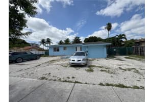 490 W 53rd St, Hialeah