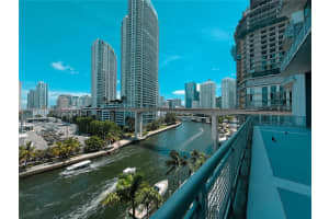 690 Sw 1st Ct 2122, Miami