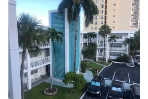 419 Golden Isles Dr 305, Hallandale Beach