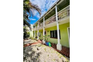 2830 Pine Tree Dr 2, Miami Beach