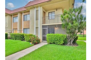 305 Lakeview Dr 104, Weston