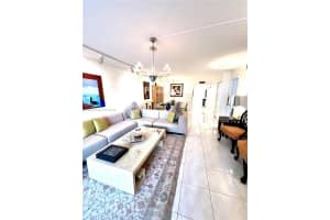408 Lakeview Dr 102, Weston