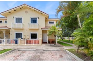 7423 Nw 182nd St, Hialeah