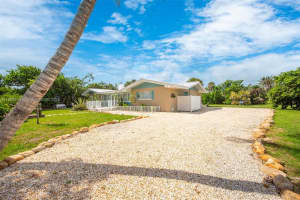 5885 Pine Tree, Other