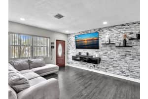 7011 Scott St, Hollywood, FL 33024 - MLS#A11856587