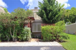 11060 N Lakeview Dr, Pembroke Pines