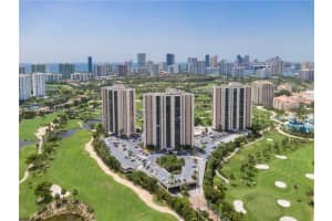 20301 W Country Club Dr 1425, Aventura