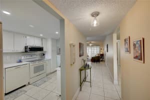 3186 Via Poinciana 203, Lake Worth
