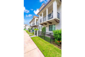 4450 Nw 83rd Pkwy . Doral, FL 33166 - MLS#A11858296