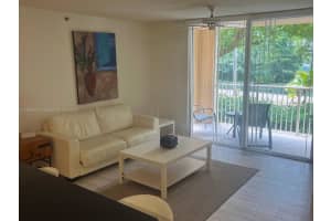 19555 E Country Club Dr 8206, Aventura