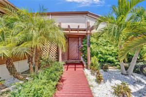 2707 S Parkview Dr, Hallandale Beach
