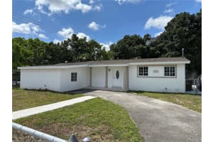 620 W 70th Pl, Hialeah