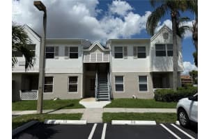 17500 Nw 67th Pl M-4, Hialeah