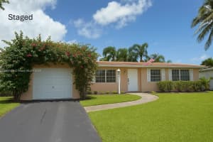 830 Sw 64th Pkwy, Pembroke Pines