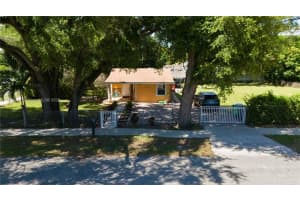 2081 Nw 104th St, Miami