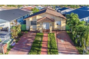 2534 W 72nd St, Hialeah