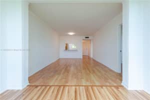 9420 Poinciana Pl 210, Davie