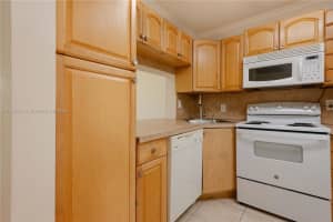 9420 Poinciana Pl 210 Davie, FL 33324 - MLS#A11860993