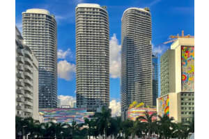 55 Sw 9th St 1402, Miami