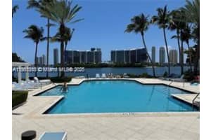 3215 Ne 184th St 14301, Aventura